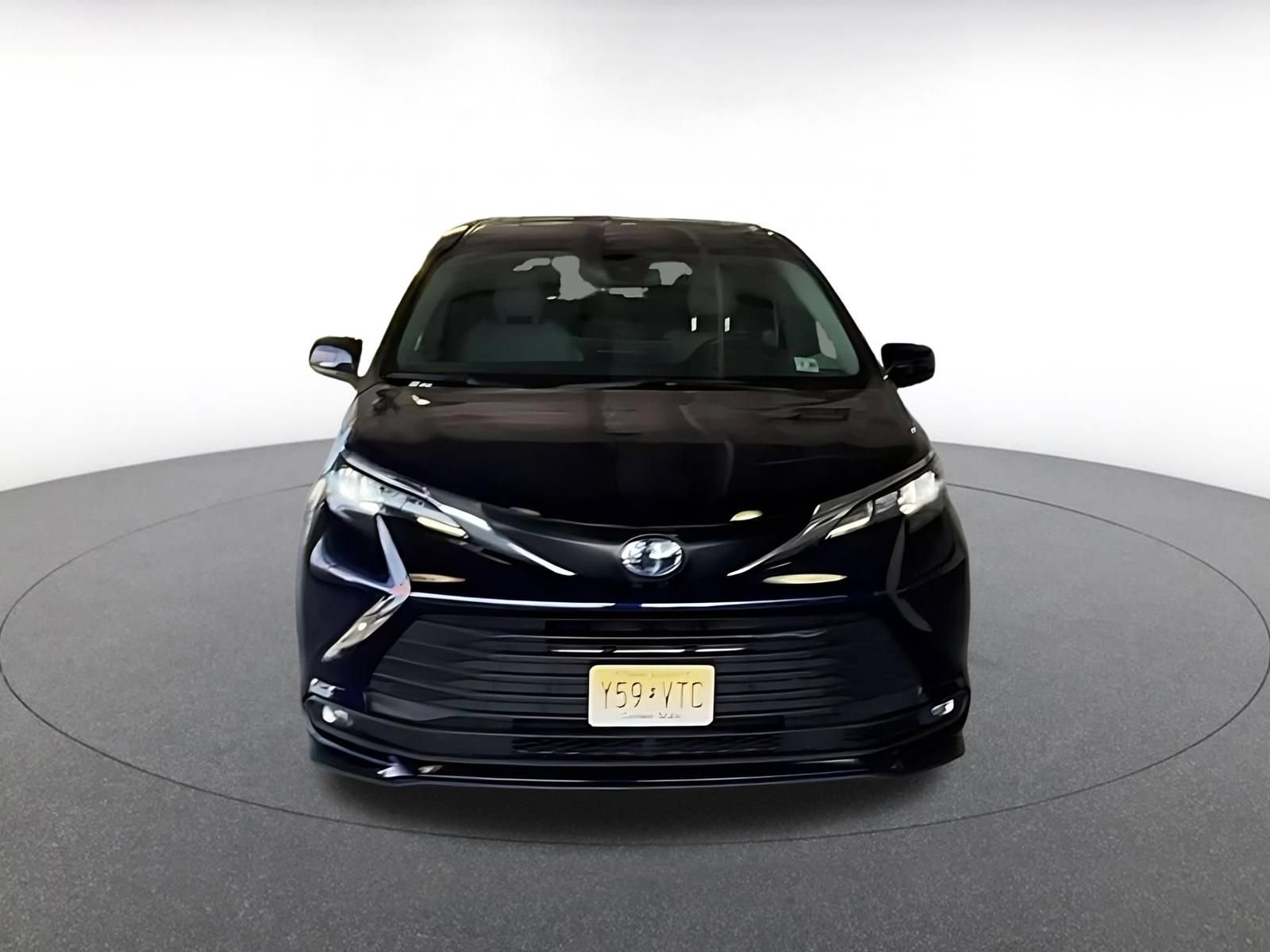 Used 2025 Toyota Sienna XLE FWD image 4