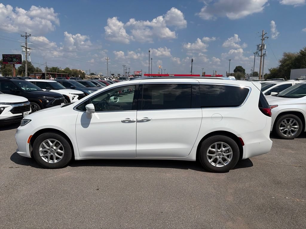 Used 2021 Chrysler Pacifica Touring-L w/ Uconnect Theater Family Group FWD image 3