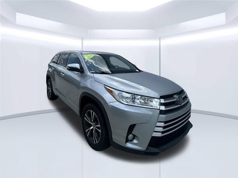 Used 2018 Toyota Highlander Plus w/ Carpet Mat Package (TMS) FWD image 5
