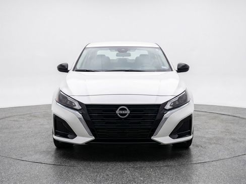 Used 2025 Nissan Altima 2.5 SV FWD image 2