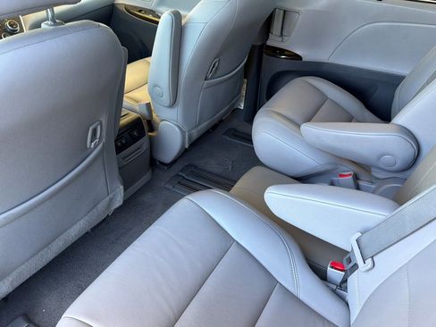 Certified 2018 Toyota Sienna XLE w/ XLE Navigation Package FWD image 15
