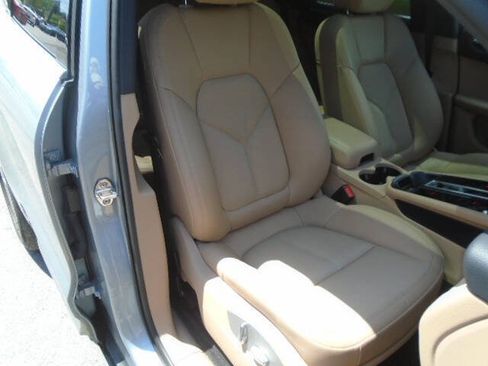 Used 2023 Porsche Macan w/ Driver Memory Package AWD/4WD image 11