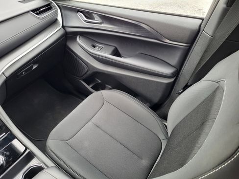 Used 2025 Jeep Grand Cherokee L Laredo RWD image 16