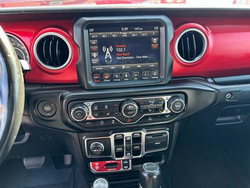 Used 2022 Jeep Gladiator Rubicon w/ LED Lighting Group AWD/4WD image 17