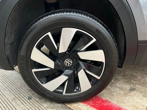 Used 2025 Volkswagen Atlas Cross Sport SE image 9