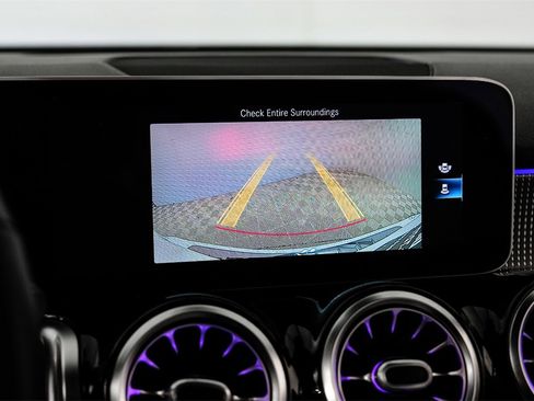 Used 2021 Mercedes-Benz GLB 250 w/ Premium Package image 21