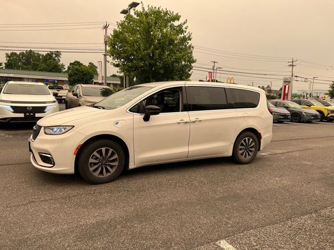 Used 2024 Chrysler Pacifica Limited FWD image 8