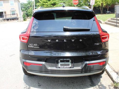 Used 2022 Volvo XC40 T5 Momentum image 6