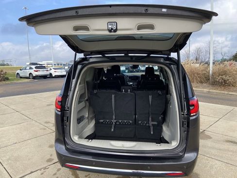 Used 2023 Chrysler Pacifica Touring-L image 25