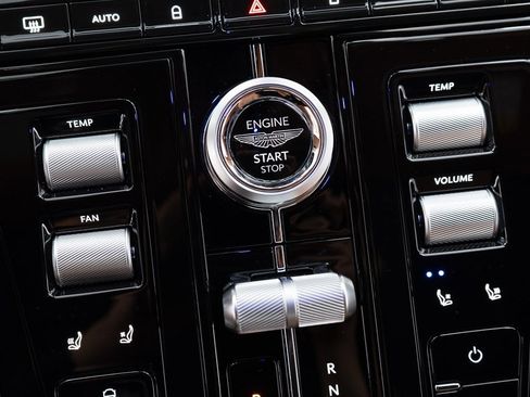 Used 2025 Aston Martin DB12 Convertible image 38