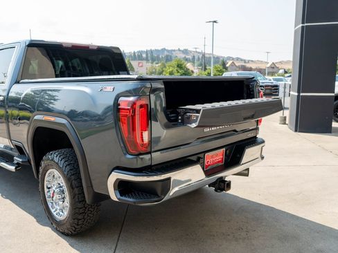 Used 2020 GMC Sierra 2500 SLT w/ X31 Off-Road Package AWD/4WD image 32