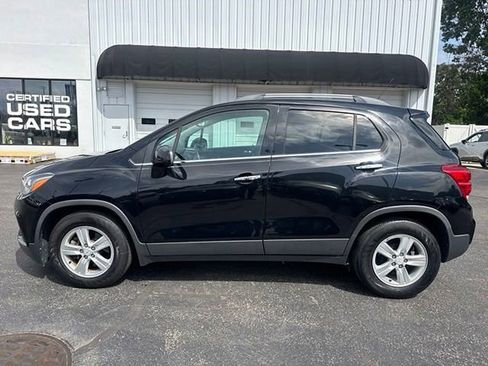 Used 2020 Chevrolet Trax LT w/ LT Convenience Package FWD image 2
