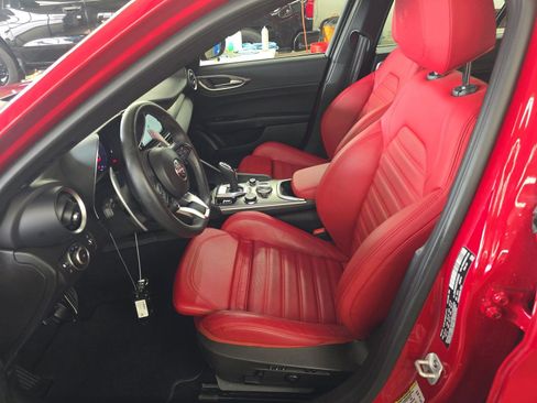 Used 2024 Alfa Romeo Giulia Veloce image 8