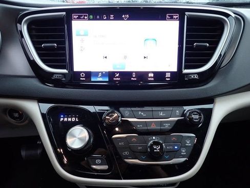 Used 2024 Chrysler Pacifica Touring-L FWD image 15