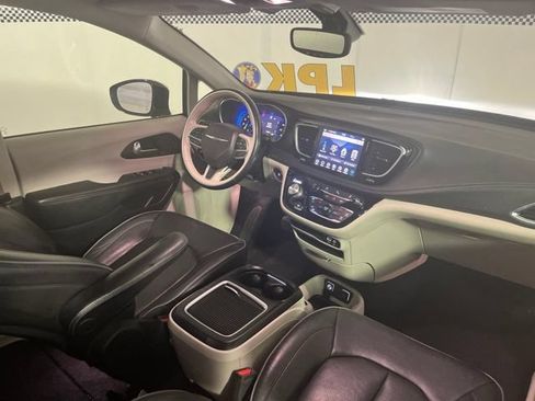 Used 2020 Chrysler Pacifica Limited FWD image 39