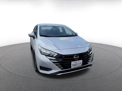 Used 2025 Nissan Versa SV image 3