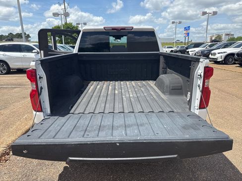 Used 2023 Chevrolet Silverado 1500 High Country w/ Technology Package image 9