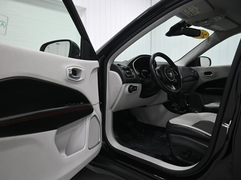 Used 2018 Jeep Compass Limited w/ Navigation Group AWD/4WD image 4