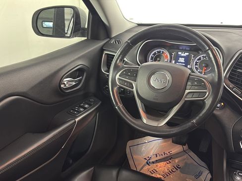 Used 2019 Jeep Cherokee Latitude Plus w/ Comfort/Convenience Group image 16