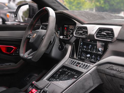 Used 2023 Lamborghini Urus Performante AWD/4WD image 35