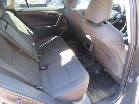 Used 2020 Toyota RAV4 LE FWD image 17