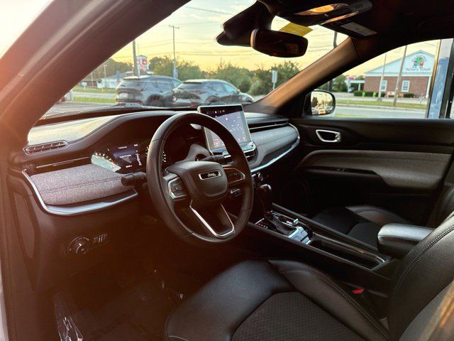 Used 2024 Jeep Compass Latitude AWD/4WD image 12