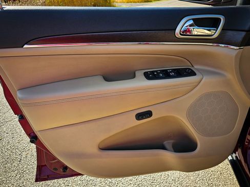 Used 2017 Jeep Grand Cherokee Limited image 10