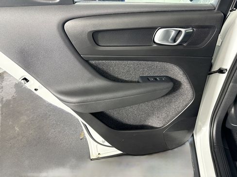 Used 2025 Volvo XC40 B5 Core image 26