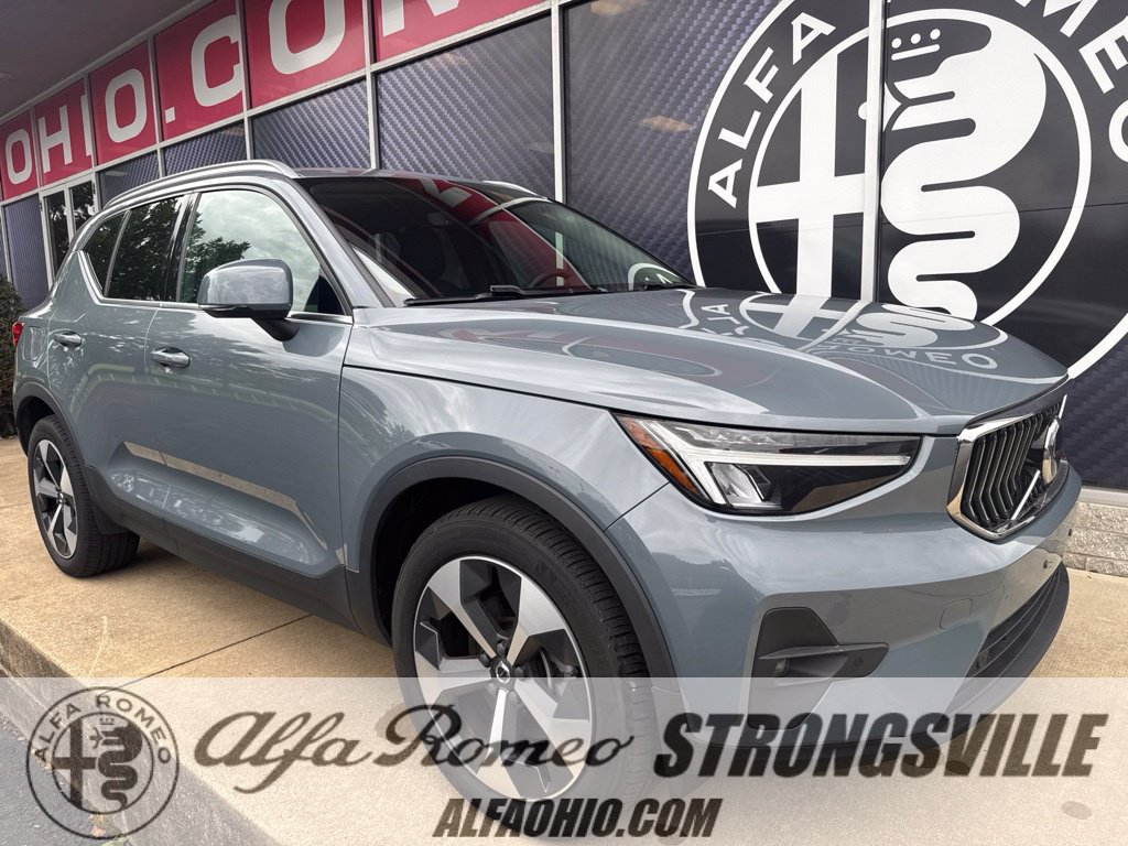 Used 2023 Volvo XC40 B5 Plus AWD/4WD image 1