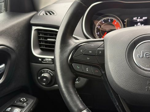 Used 2019 Jeep Cherokee Latitude Plus image 9