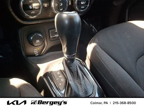 Used 2016 Jeep Renegade Latitude AWD/4WD image 16