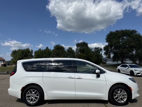 Used 2023 Chrysler Voyager LX FWD image 2