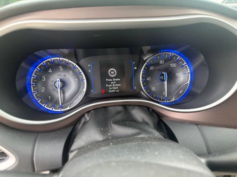 Used 2022 Chrysler Voyager LX FWD image 11