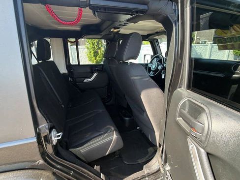 Used 2017 Jeep Wrangler Unlimited Sahara w/ Connectivity Group AWD/4WD image 26