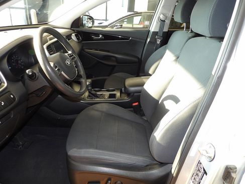 Used 2019 Kia Sorento FWD V6 image 27