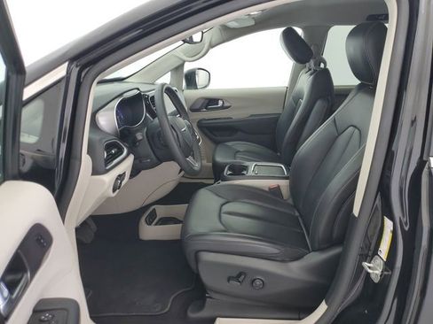 Used 2023 Chrysler Pacifica Touring-L image 17