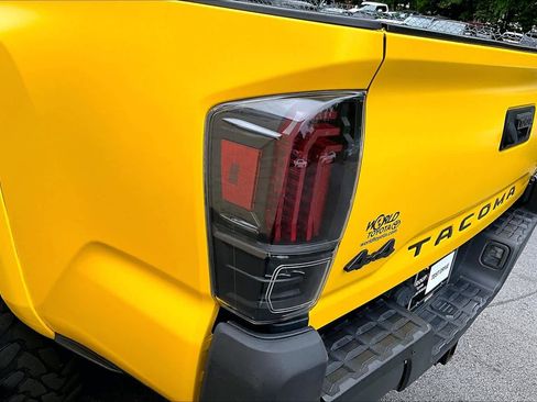 Used 2021 Toyota Tacoma SR5 AWD/4WD image 28