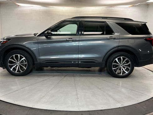 Used 2025 Ford Explorer ST-Line AWD/4WD image 2