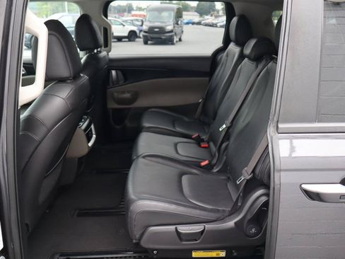 Used 2025 Kia Carnival FWD image 5