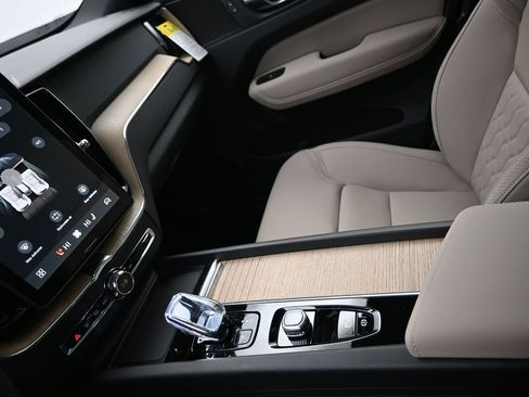 New 2026 Volvo XC60 B5 Plus w/ Climate Package image 17