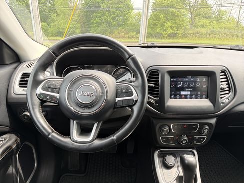 Used 2020 Jeep Compass Latitude w/ Cold Weather Group AWD/4WD image 12