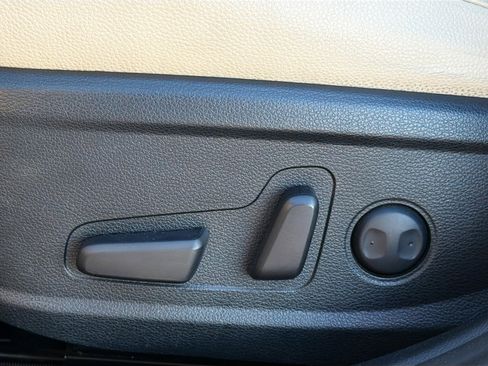 Used 2018 Kia Cadenza Premium image 24