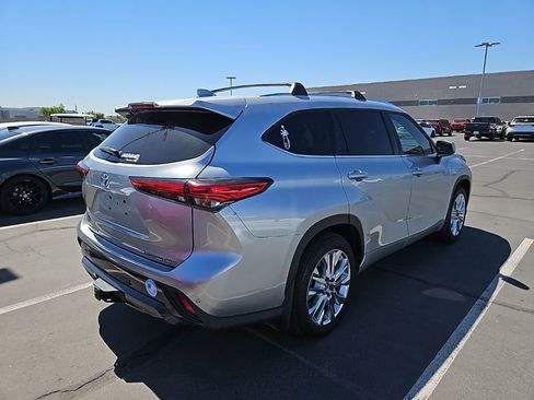 Used 2021 Toyota Highlander Limited image 3