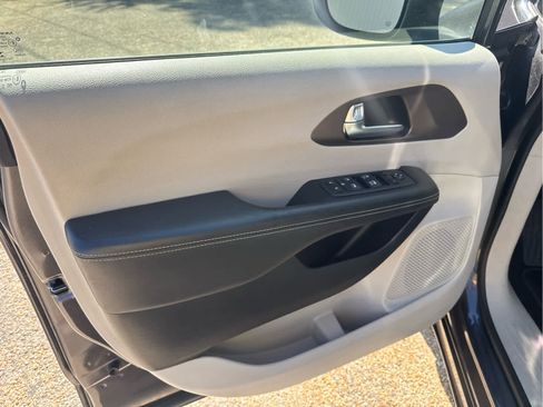 Used 2023 Chrysler Voyager LX FWD image 21