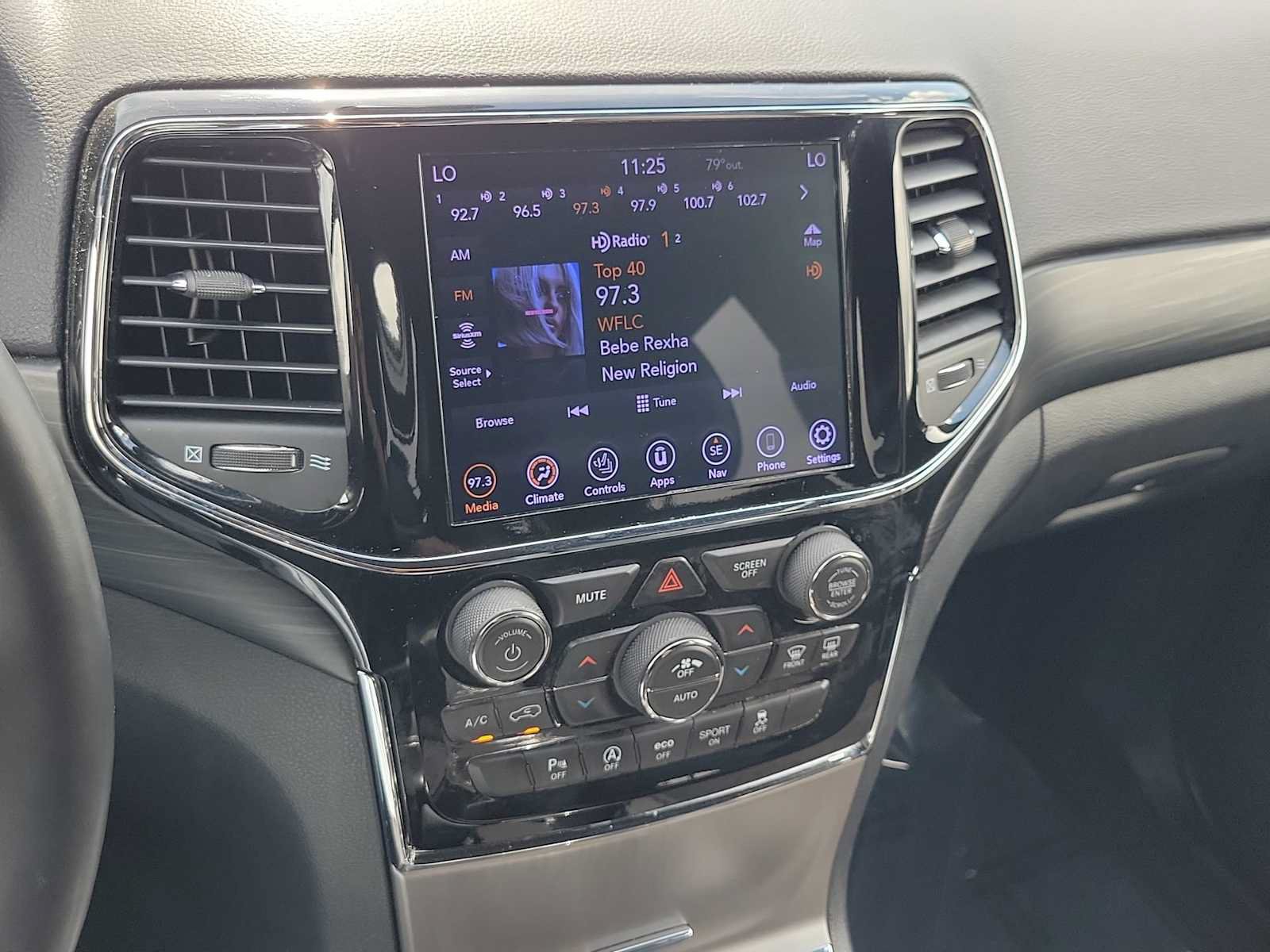 Used 2020 Jeep Grand Cherokee Altitude RWD image 25