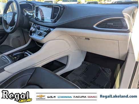 Used 2022 Chrysler Pacifica Limited image 10
