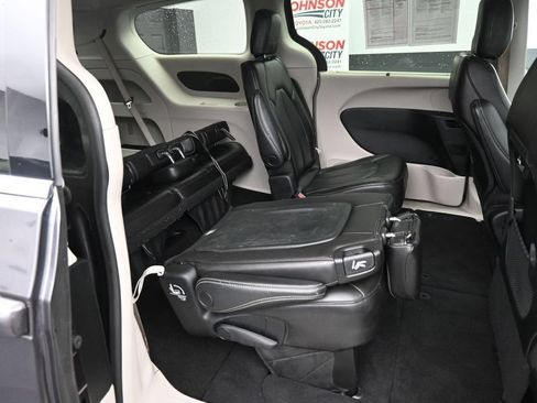 Used 2023 Chrysler Pacifica Touring-L FWD image 13
