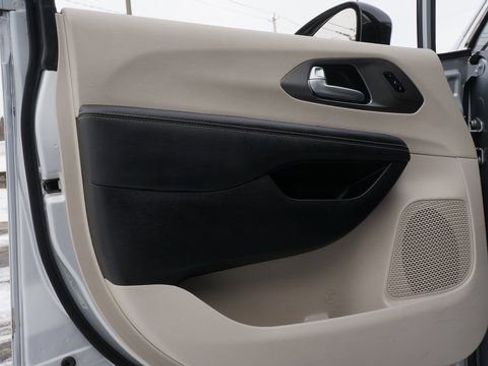 Used 2024 Chrysler Pacifica Touring-L image 30