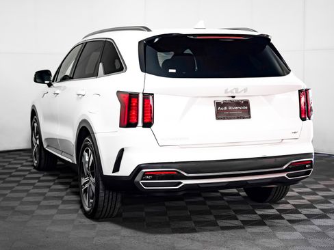 Used 2023 Kia Sorento EX w/ Panoramic Sunroof Package image 2