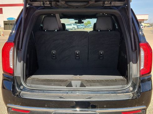 Used 2022 GMC Yukon SLT w/ SLT Premium Package image 9
